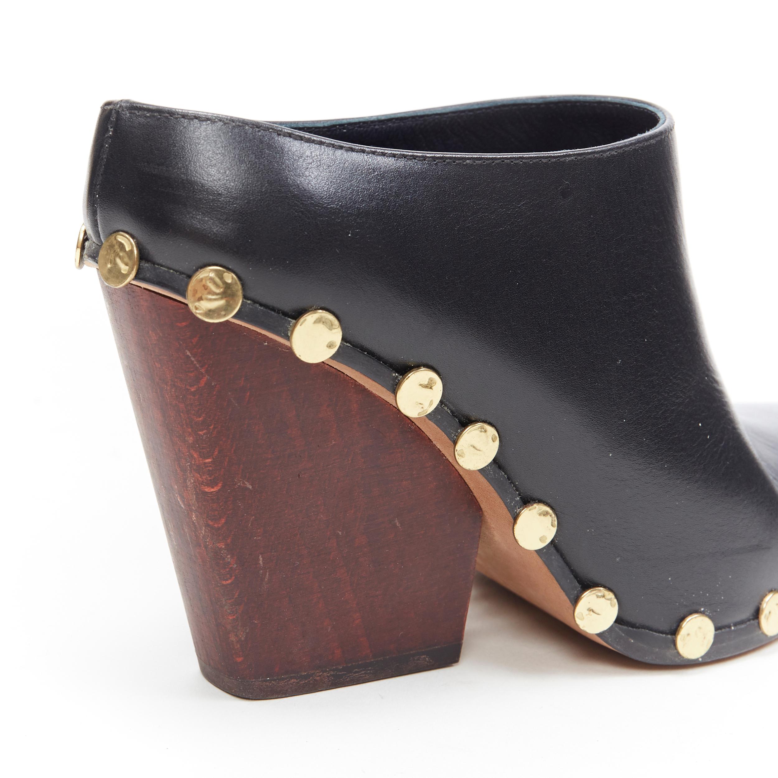 CELINE PHOEBE PHILO Rodeo High black leather point toe gold stud mule EU37
Brand: Celine
Designer: Phoebe Philo
Model Name / Style: Rodei High
Material: Leather
Color: Black
Pattern: Solid
Closure: Slip on
Lining material: Leather
Extra Detail: High