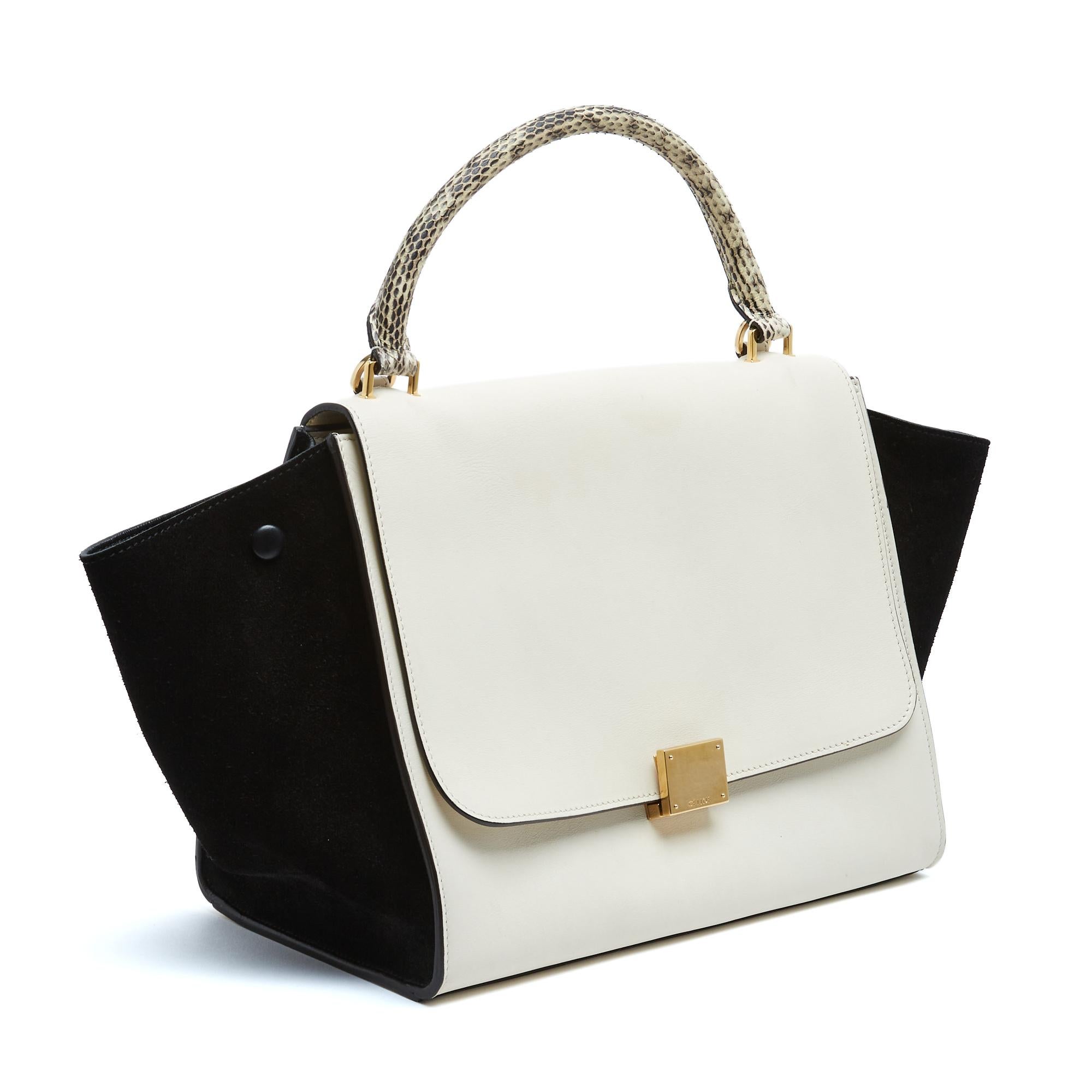 Sac Céline Trapèze par Phoebe Philo en cuir écru, daim noir et cuir de marque, fermoir logo en métal doré, intérieur en cuir noir avec 2 poches plaquées, une dernière poche zippée au dos, anse pour un porté main ou épaule (courte, pour les journées