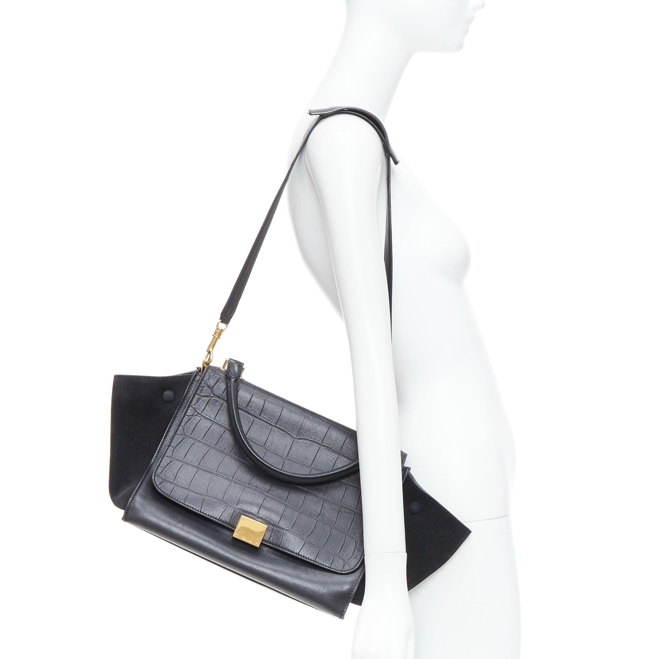 Celine Phoebe Philo Trapeze, borsa in finto coccodrillo nero con finiture dorate
Riferimento: VEHO/A00001
Marchio: Celine
Designer: Phoebe Philo
Modello: Trapezio
Materiale: Pelle
Colore: Nero, Oro
Modello: Tinta unita
Chiusura: Chiusura a