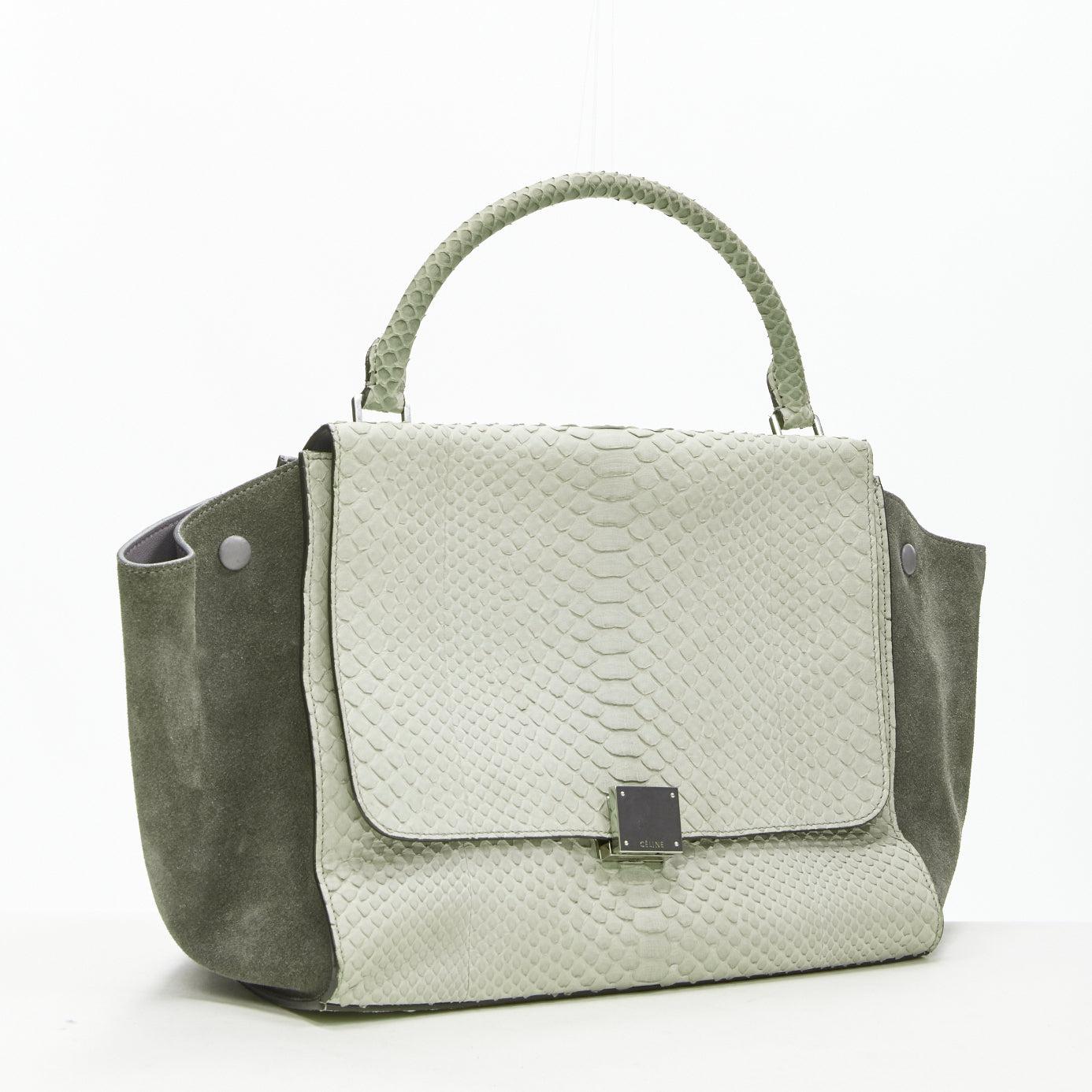 CELINE Phoebe Philo Trapeze grey scaled leather suede flared flap satchel bag
Reference: VACN/A00032
Brand: Celine
Designer: Phoebe Philo
Model: Trapeze
Material: Leather, Suede
Color: Grey
Pattern: Solid
Closure: Lock
Lining: Leather
Extra Details: