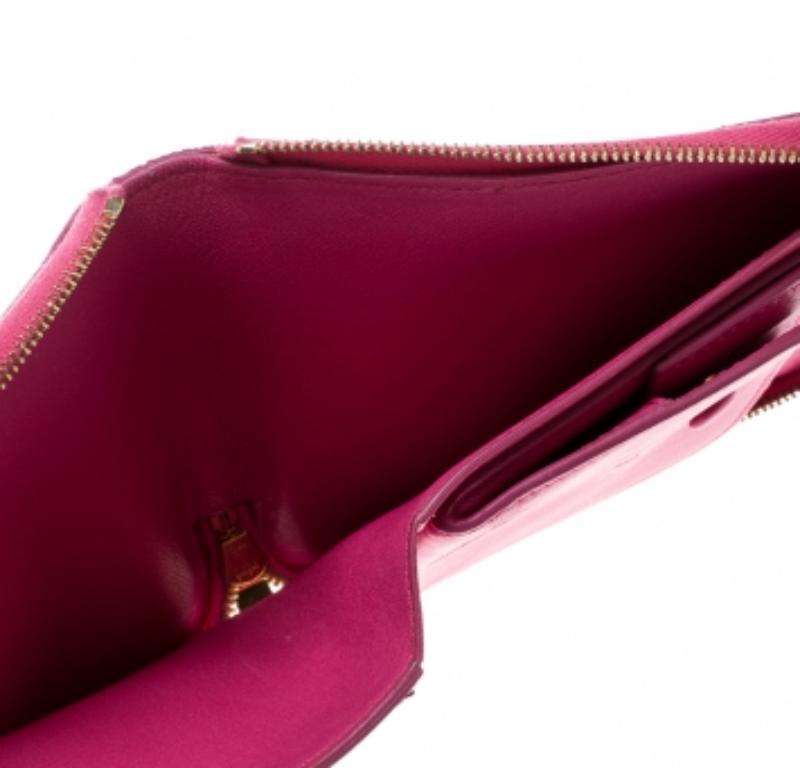 Rose Portefeuille compact zippé en cuir rose/beige de Celine en vente