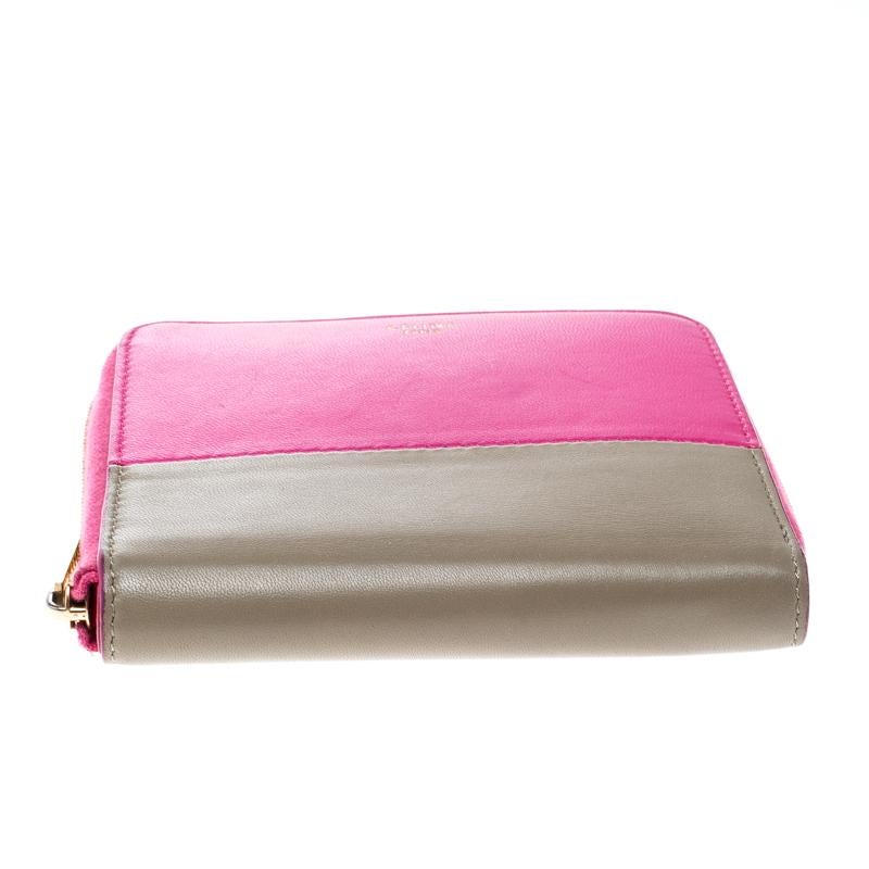 Portafoglio compatto con zip in pelle rosa/beige di Celine In condizioni buone a Dubai, Al Qouz 2