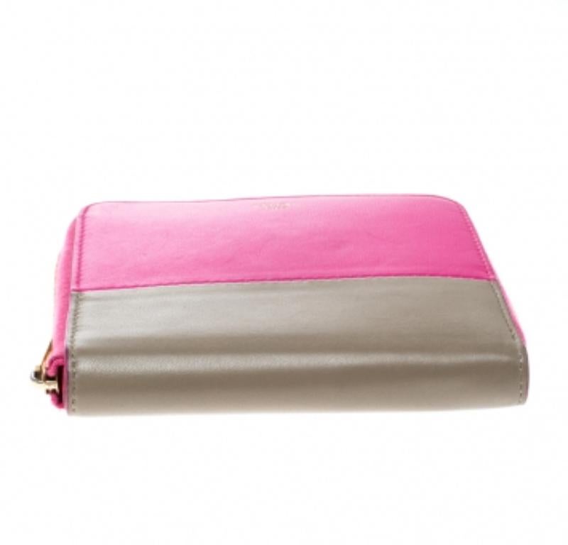 Portefeuille compact zippé en cuir rose/beige de Celine en vente 2