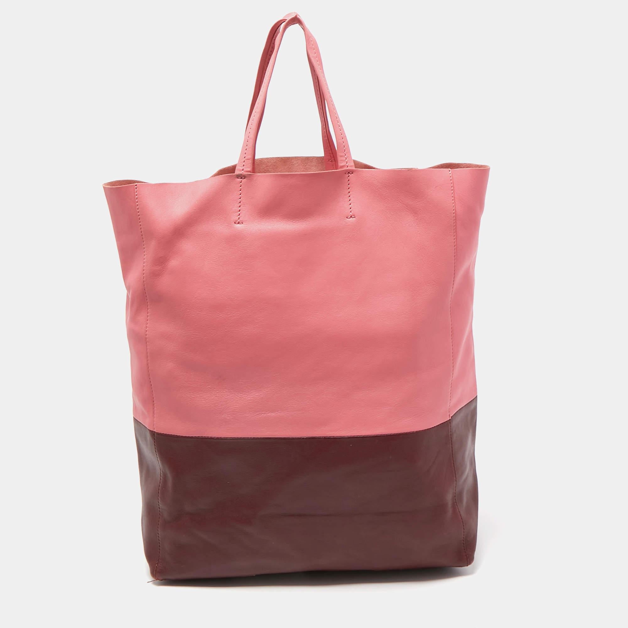 This alluring tote bag for women has been designed to assist you on any day. Convenient to carry and fashionably designed, the tote is cut with skill and sewn into a great shape. It is well-equipped to be a reliable accessory.



