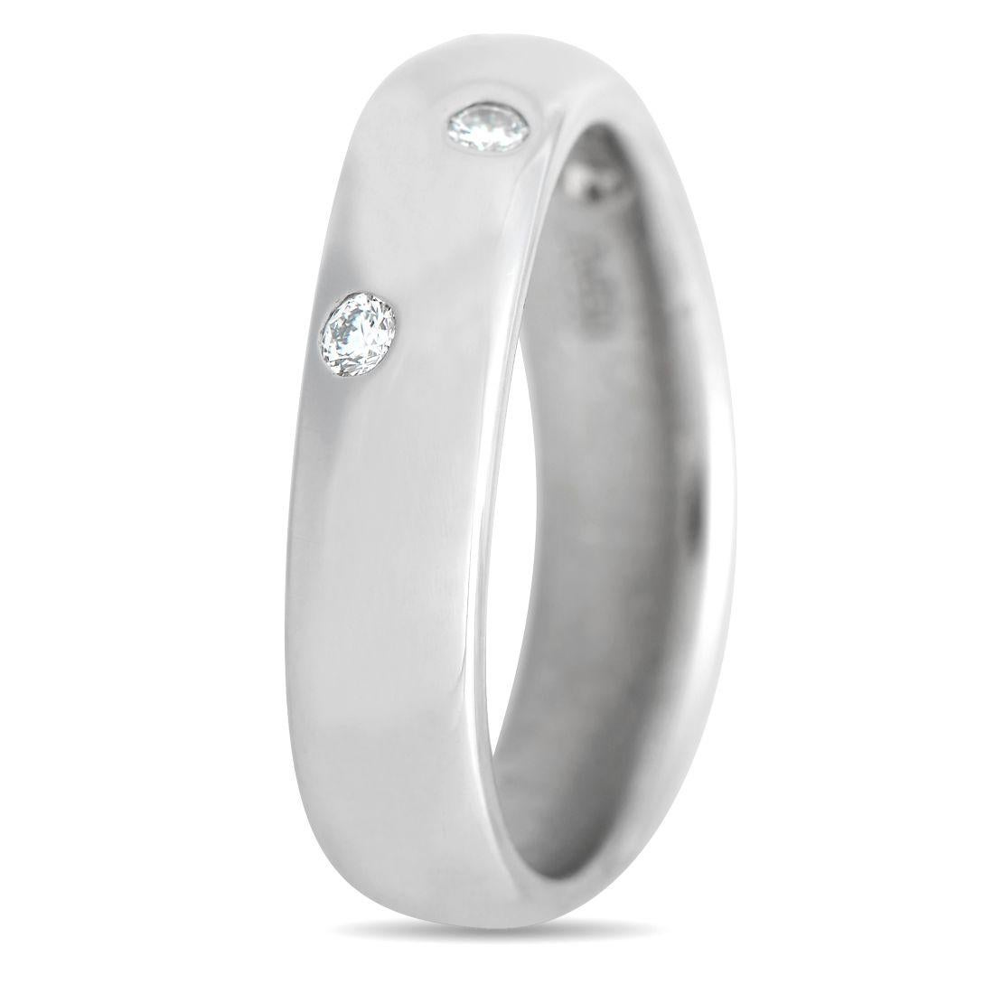 Ein anmutiges, geschwungenes Band aus schimmerndem Platin macht diesen Ring von Celine zu einem schlichten, unaufdringlichen Stück, das sich ideal für den Alltag eignet. Er ist 4 mm breit und mit einer Reihe eingesetzter Diamanten versehen, die für