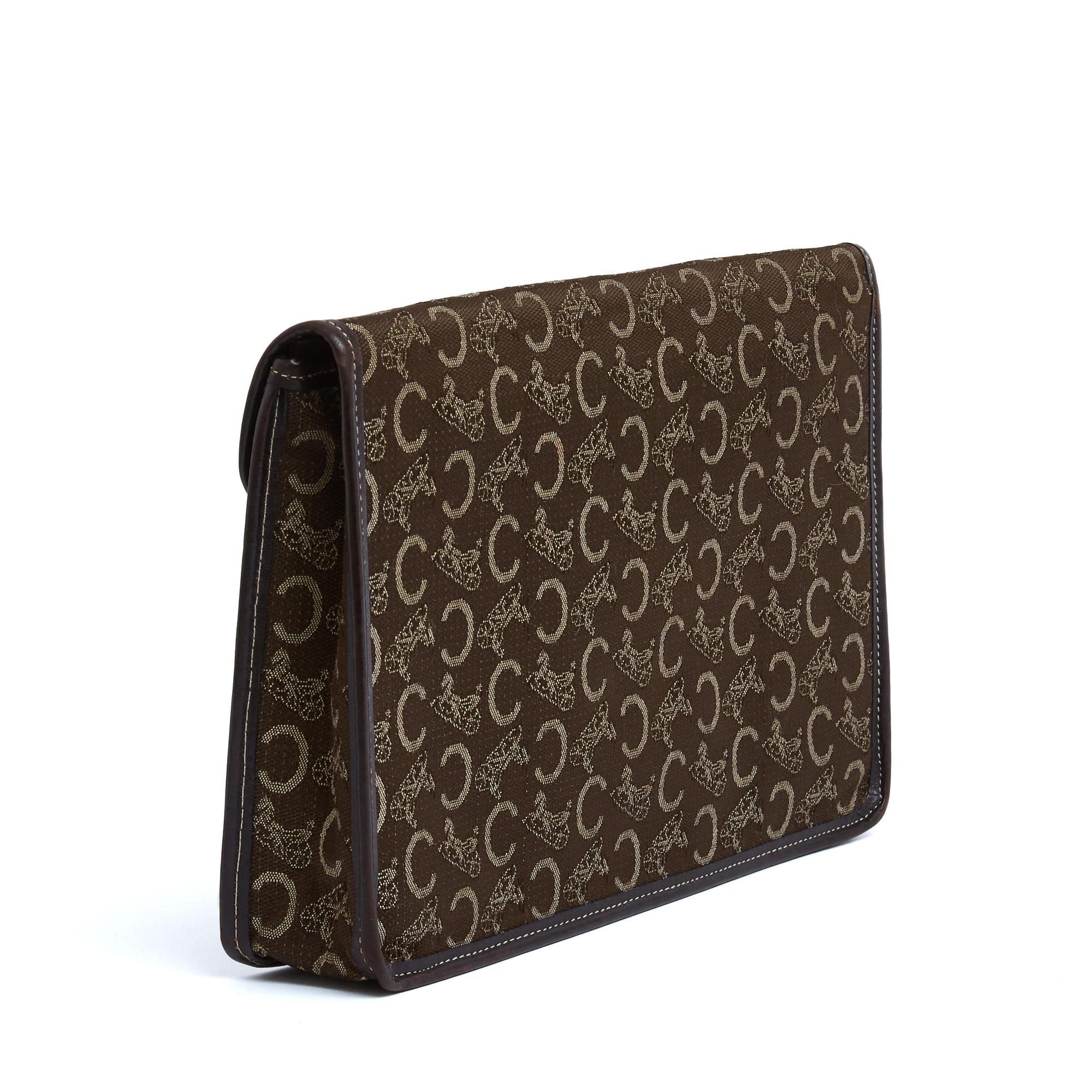 Céline Pochette Enveloppe Calèche 1985s Brown Monogram Canvas Clutch Celine In Fair Condition For Sale In PARIS, FR