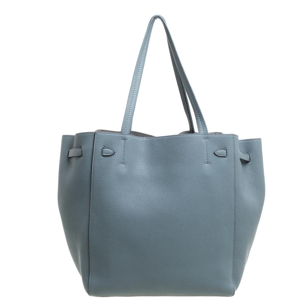 You can surely count on this astonishing Phantom Cabas tote by Celine. Crafted from grained leather, it features dual top flat straps and counters a suede-lined interior. This blue-hued tote comes with a zipper and a slip pocket on the interior and