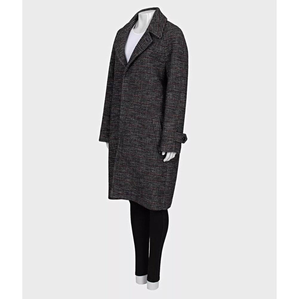 Eleva il tuo guardaroba con questo intramontabile cappotto Celine disegnato da Hedi Slimane, caratterizzato dall'iconico check Principe di Galles. Questo pezzo raffinato presenta una silhouette dritta, chiusura con bottoni e spalle strutturate,