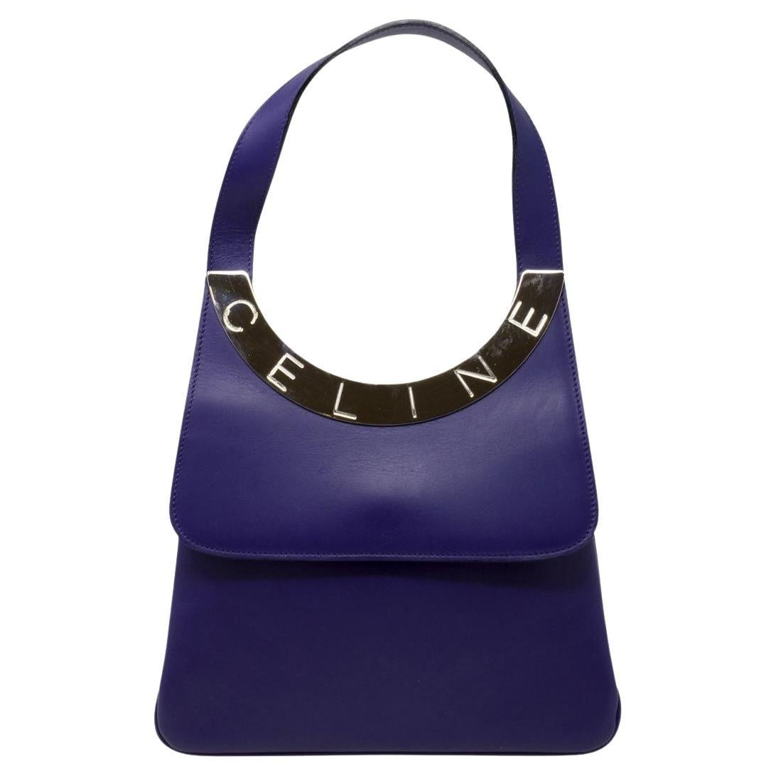 Celine Lila Leder-Umhängetasche mit Logo-Platte im Angebot