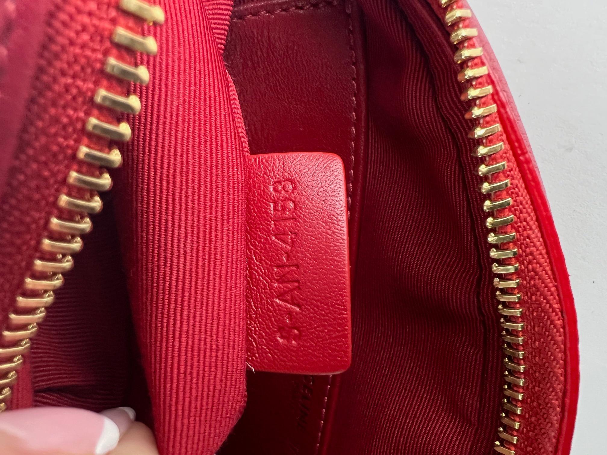 Bolso Crossbody C Cine acolchado de piel de becerro mediano C Charm rojo en venta 5