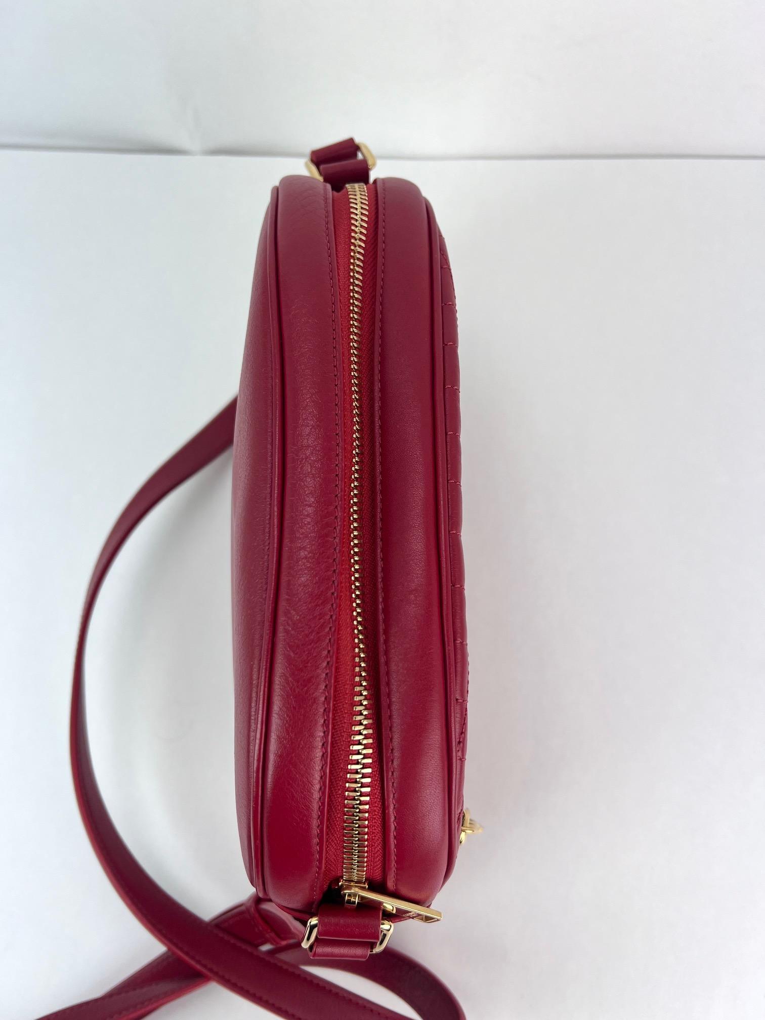 Usado 100% Auténtico
Bolso Crossbody C Cine acolchado de piel de becerro mediano C Charm rojo
VALORACIÓN: B... Muy buena, bien mantenida, 
muestra pequeños signos de desgaste
MATERIAL: piel de becerro
CORREA: cuero rojo ajustable, tiene una marca de