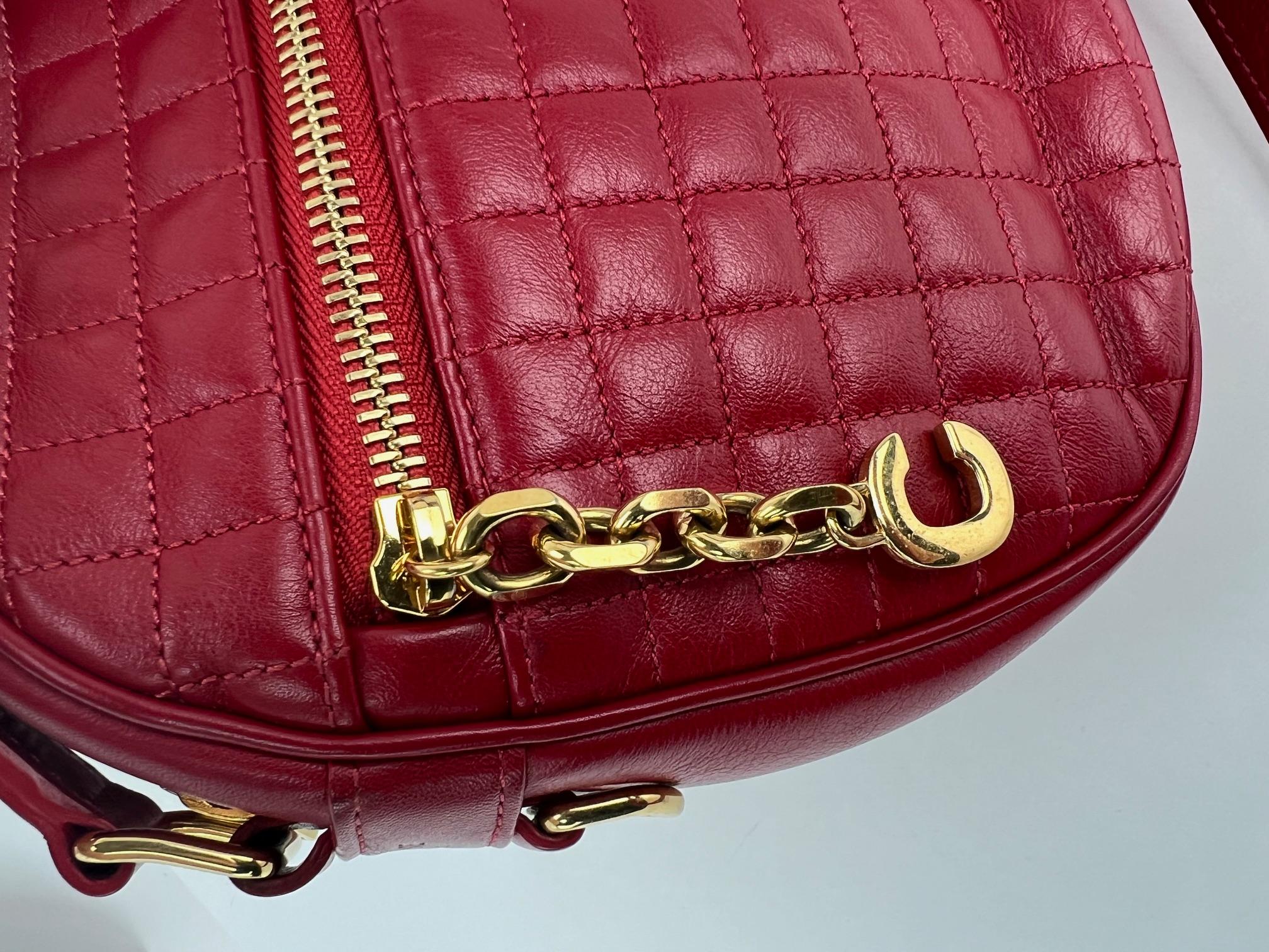 Bolso Crossbody C Cine acolchado de piel de becerro mediano C Charm rojo en Bueno estado para la venta en Freehold, NJ