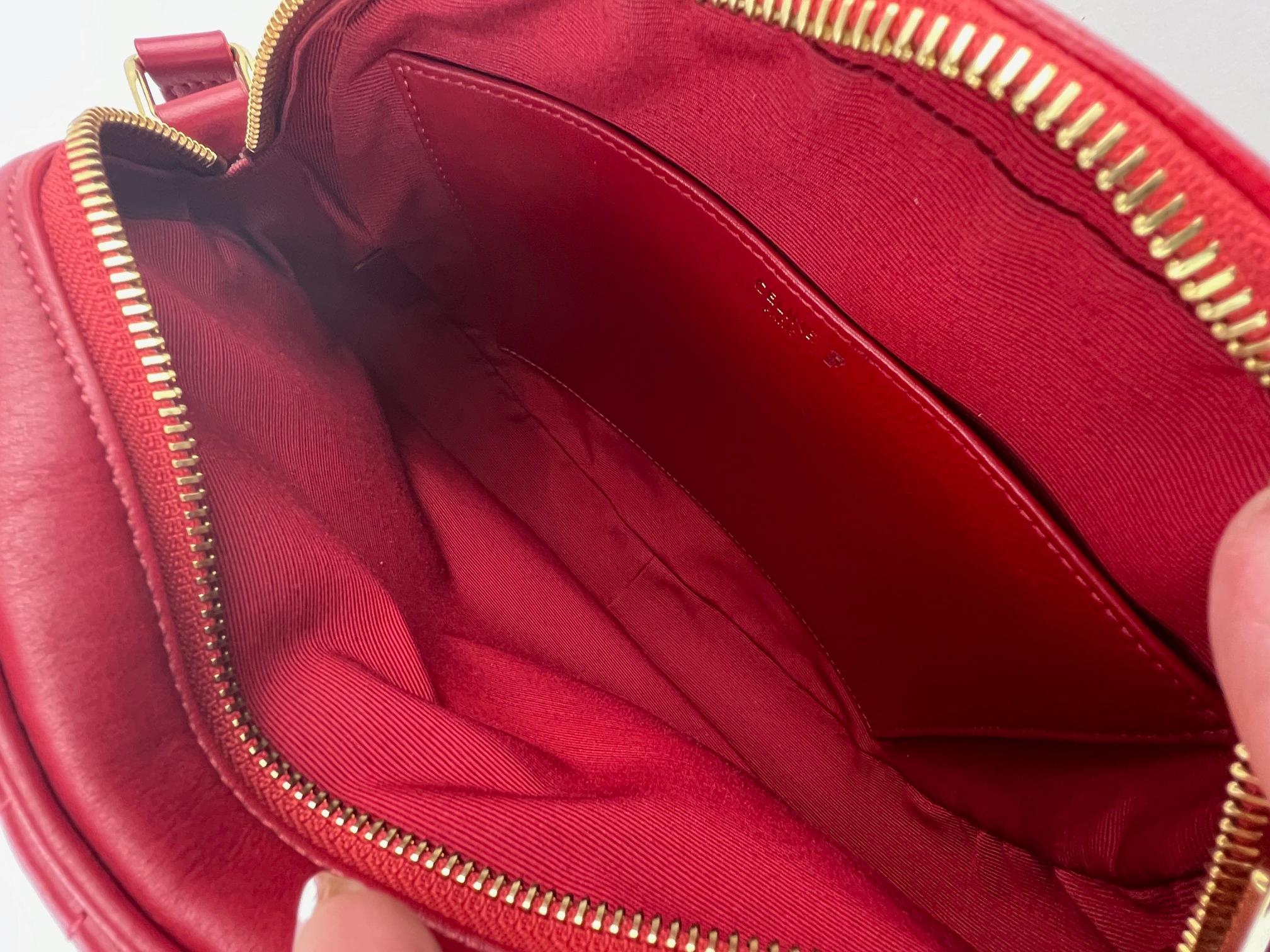 Bolso Crossbody C Cine acolchado de piel de becerro mediano C Charm rojo en venta 1