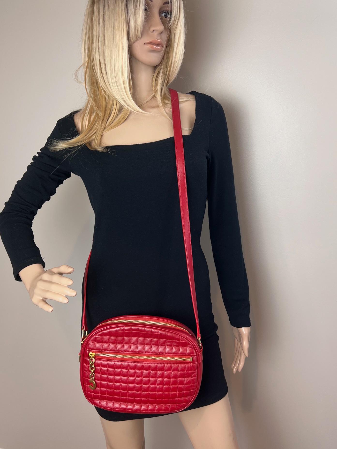 Bolso Crossbody C Cine acolchado de piel de becerro mediano C Charm rojo en venta 2