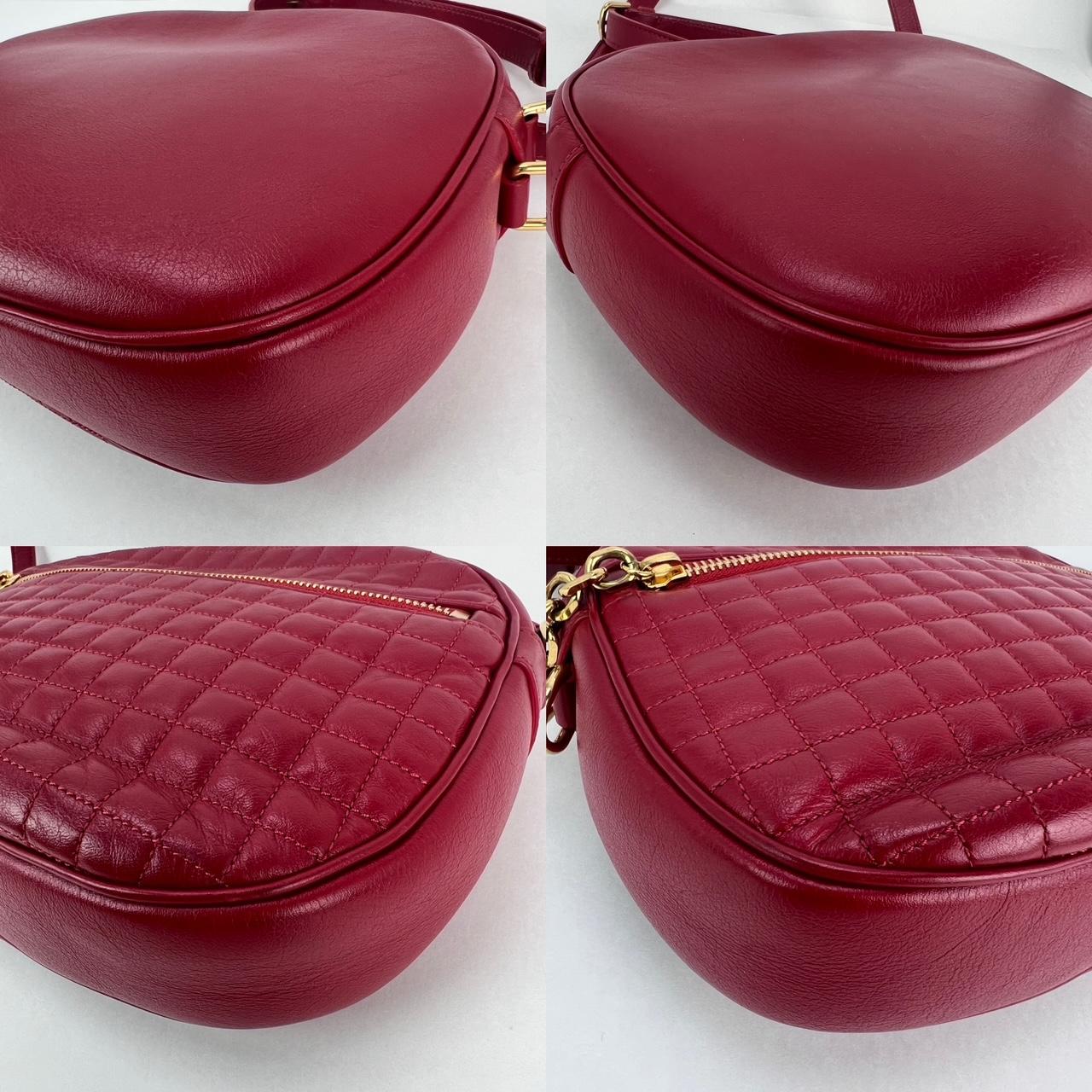 Bolso Crossbody C Cine acolchado de piel de becerro mediano C Charm rojo en venta 4