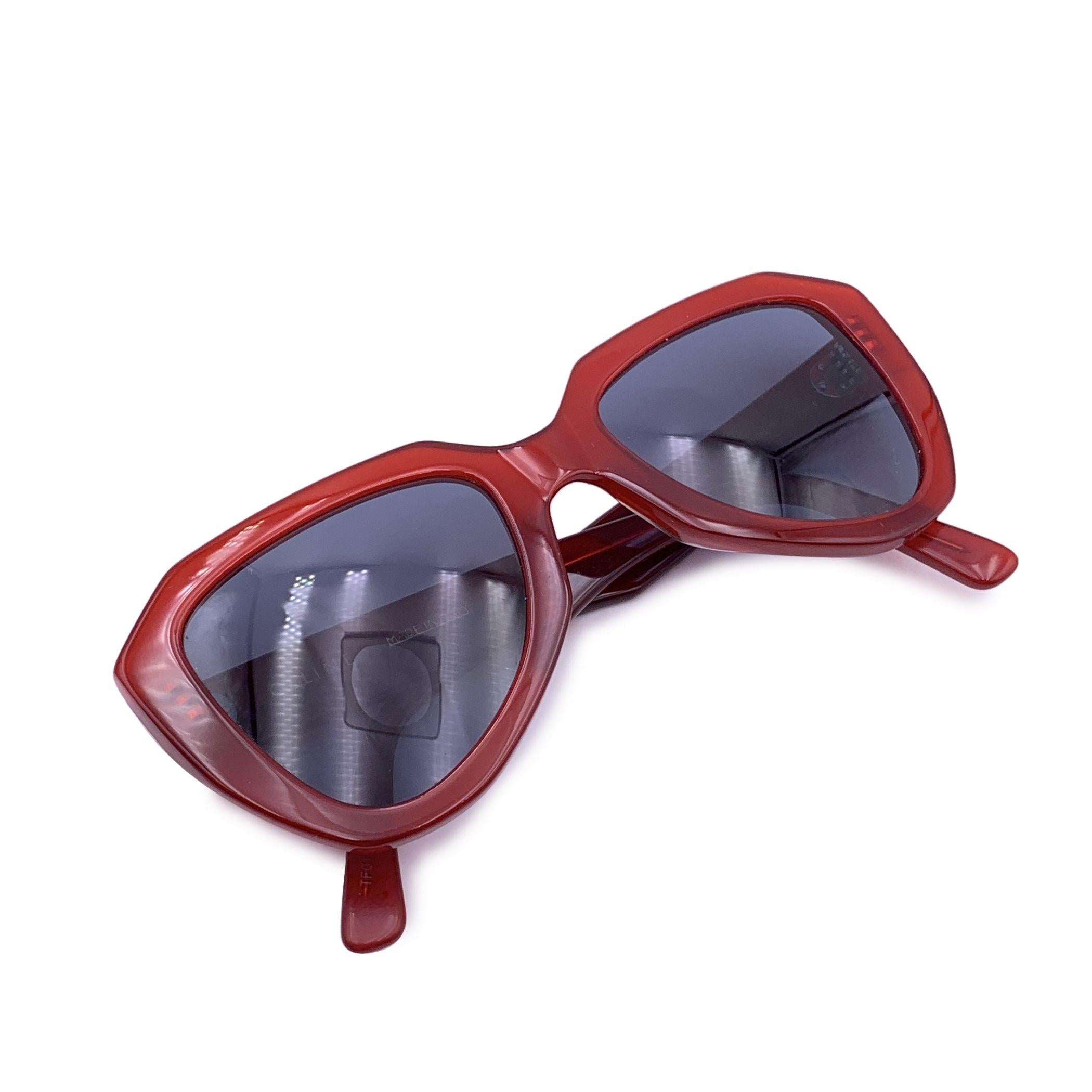 Celine Sonnenbrille Modell CL40046U. Roter Acetat-Schmetterlingsrahmen. Celine Unterschrift an den Schläfen. Original graue Gläser. Mod & refs: CL40046U - 66V - 52/21 - 145 . Hergestellt in Italien Details MATERIAL: Kunststoff FARBE: Rot MODELL: