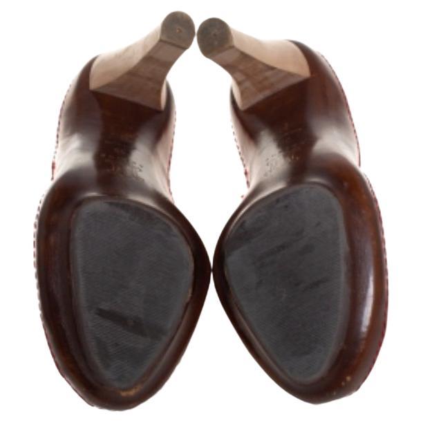 Lend a contemporary touch to your look when you pair your outfit with these classic Celine pumps. This pair of red pumps look simply chic and are made from leather and patent leather. They are designed with round toes and 11 cm heels.