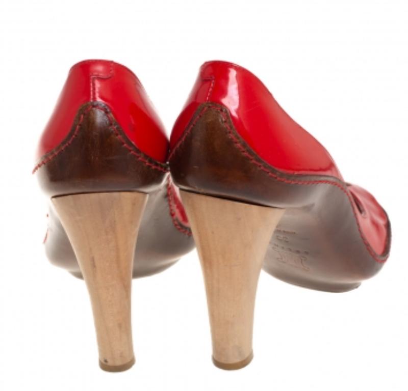 Celine Red/Brown Leather and Patent Leather Pick Toe Pumps Size 39 In Fair Condition For Sale In Dubai, Al Qouz 2