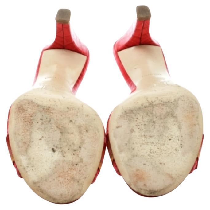 Fai una dichiarazione di stile impressionante con questi splendidi sandali Celine! I sandali rossi sono stati realizzati in pelle e tessuto goffrato a coccodrillo e hanno una silhouette aperta in punta. Presentano un cinturino con fibbia sulla