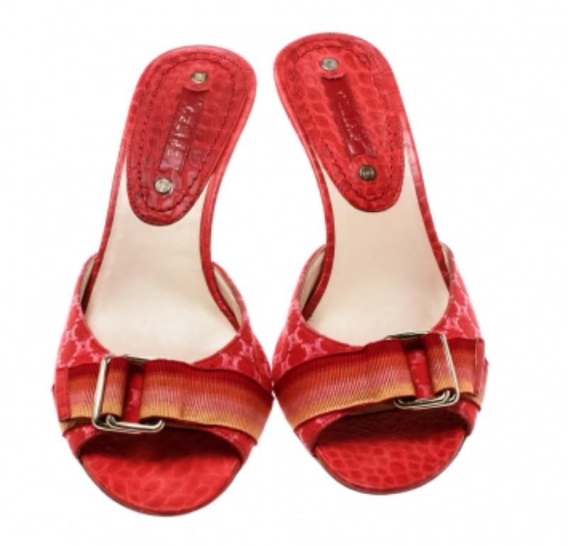 Celine - Sandali in pelle e tessuto rosso con stampa a rilievo - misura 36 in vendita 1
