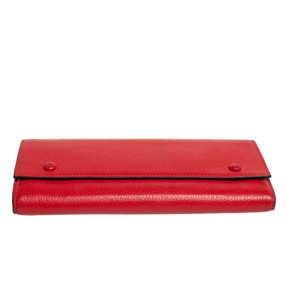 Celine Red Drummed Leather Multifunction Flap Wallet In Good Condition In Dubai, Al Qouz 2