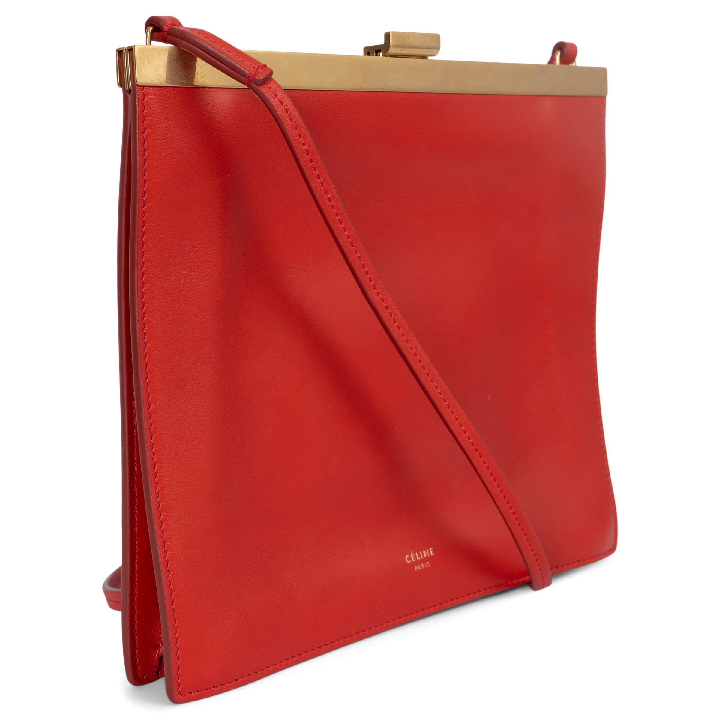This 100% authentic Céline Clasp Mini shoulder bag is crafted from red smooth calfskin, accented with elegant gold-tone hardware for a sleek, minimalist design. The interior is lined in black leather and features three credit card slots for