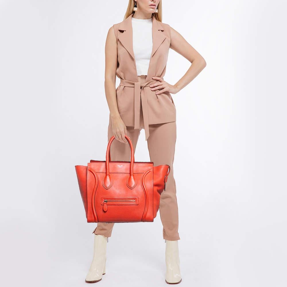 This alluring tote bag for women has been designed to assist you on any day. Convenient to carry and fashionably designed the tote is cut with skill and sewn into a great shape. It is well equipped to be a reliable accessory.