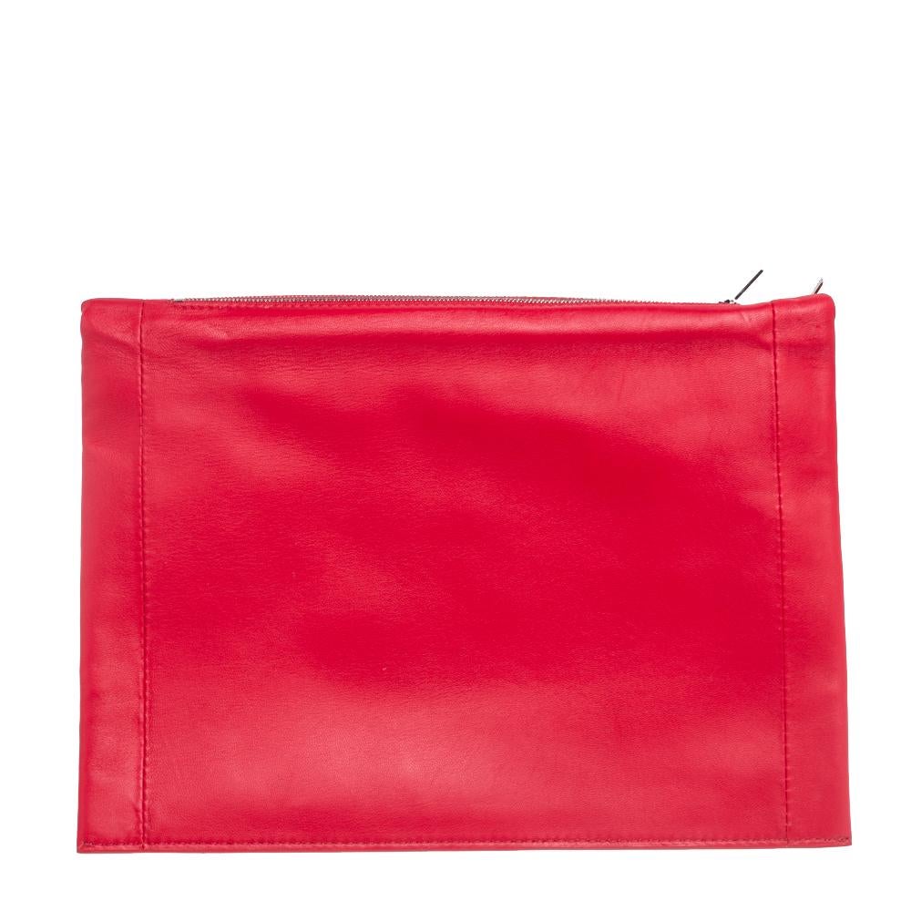 This Celine Roll clutch is a statement piece to add to your closet. Designed to deliver effortless style, it is crafted in Italy from quality leather. It comes in a lovely shade of red and is accented with the brand's signature on the