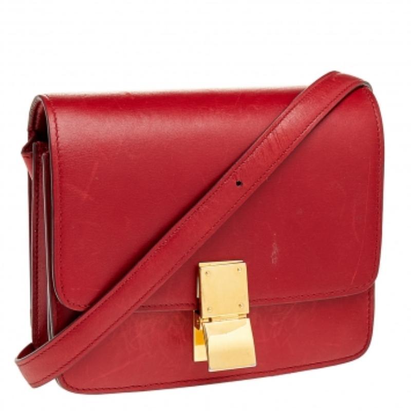 From the house of Celine comes this gorgeous Classic Box flap bag that will perfectly complement all your outfits. It has been luxuriously crafted from leather and styled with a flap that opens to a well-sized leather interior. The bag is high on