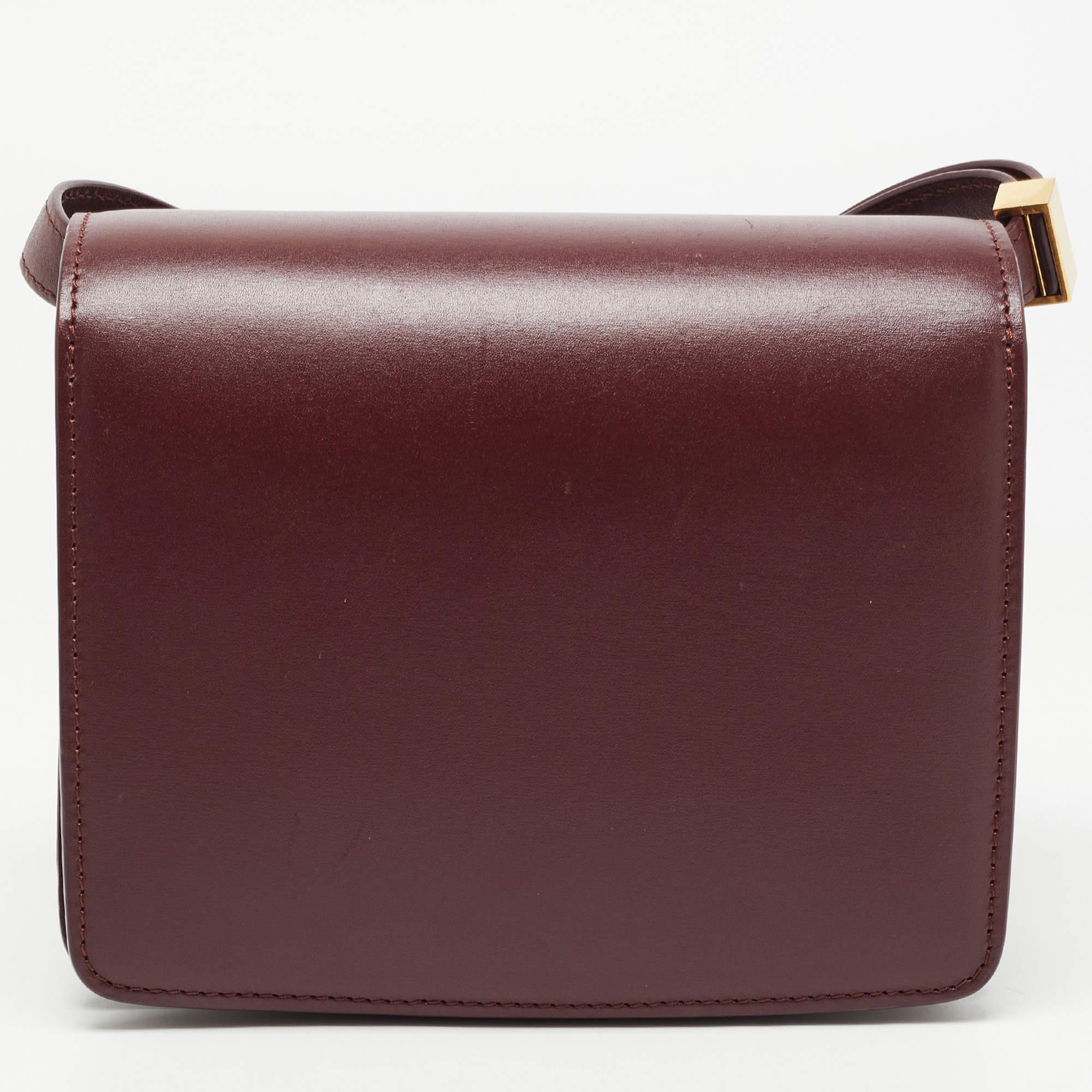 Thoughtful details, high quality, and everyday convenience mark this Classic Box Flap Bag for women by Celine. The bag is sewn with skill to deliver a refined look and an impeccable finish.

