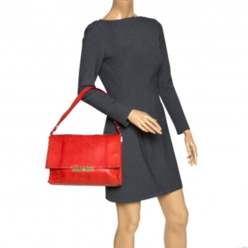 Simple et minimal, ce sac en cuir de python rouge de Celine est un sac à chérir et à exhiber. L'intérieur est spacieux et la poignée d'épaule est facile à tenir. Le sac, joliment cousu, est doté de la serrure métallique emblématique sur le rabat.