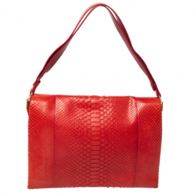 Rouge Sac à rabat en python rouge de Celine en vente