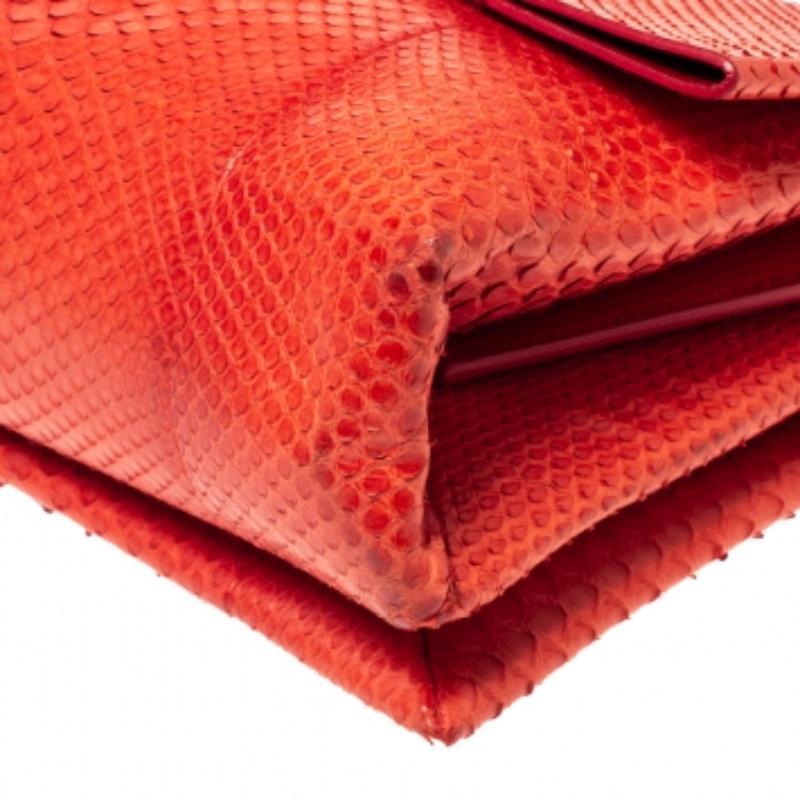 Sac à rabat en python rouge de Celine en vente 1