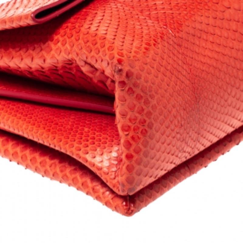 Sac à rabat en python rouge de Celine en vente 3