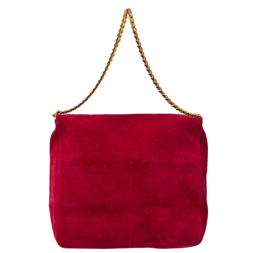 This stunning and stylish Gourmette bag from Celine is sure to get you noticed. Perfect for everyday use, it is crafted from red suede and features a gold-tone chain-link shoulder strap. The front flap closure opens to a leather-lined interior that