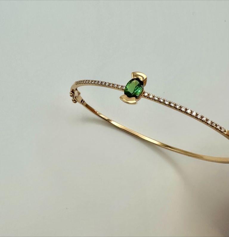 La pulsera recta Adeline Up de Celine Roelens es una refinada pieza de alta joyería que ejemplifica la elegancia contemporánea con un toque juguetón. Elaborada en oro rosa de 18 quilates, esta delicada pulsera tiene como pieza central una