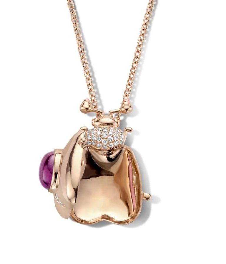 El collar Felicia de oro rosa de 18 quilates de Celine Roelens es una poética fusión de artesanía, simbolismo y belleza natural. Con la forma de un delicado escarabajo -símbolo de suerte y protección-, el colgante presenta un rico granate rodolita