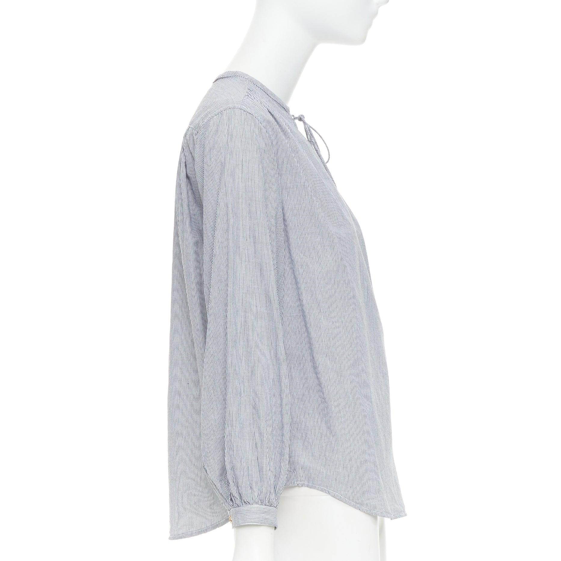 CELINE Romy grau-weiß gestreifte Baumwoll-Voile Bluse mit Spitze und Anagramm FR36 S im Zustand „Hervorragend“ im Angebot in Hong Kong, NT