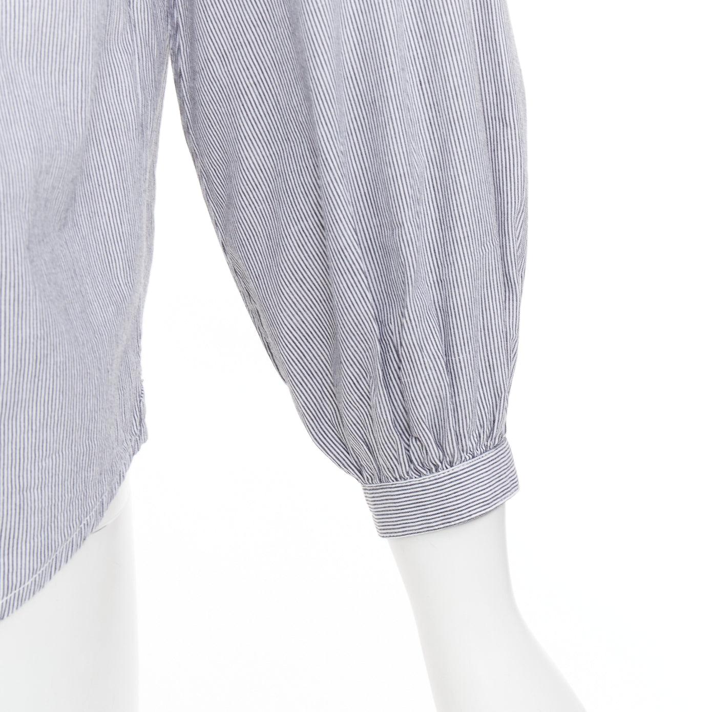 CELINE Romy grau-weiß gestreifte Baumwoll-Voile Bluse mit Spitze und Anagramm FR36 S im Angebot 2