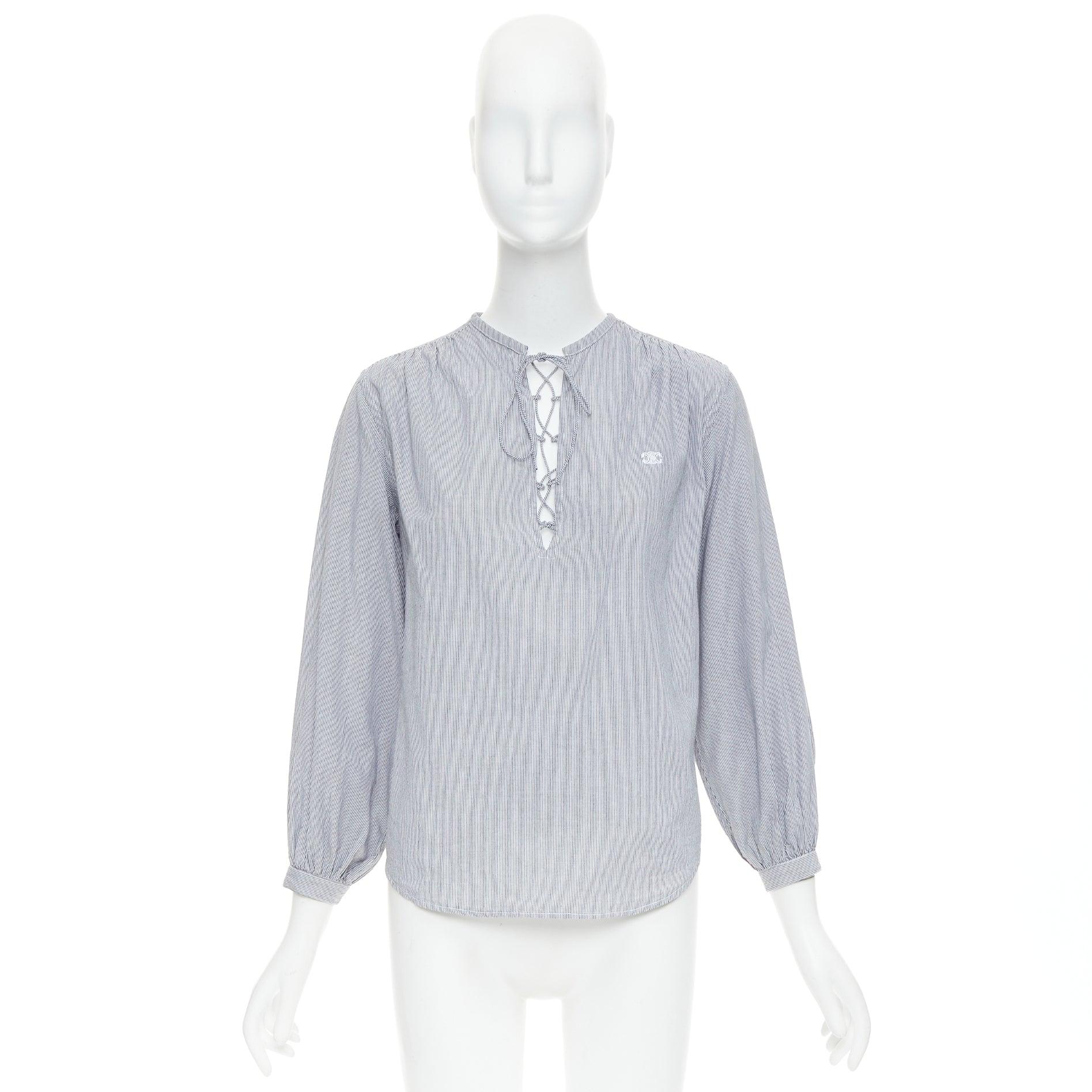 CELINE Romy grau-weiß gestreifte Baumwoll-Voile Bluse mit Spitze und Anagramm FR36 S im Angebot 4
