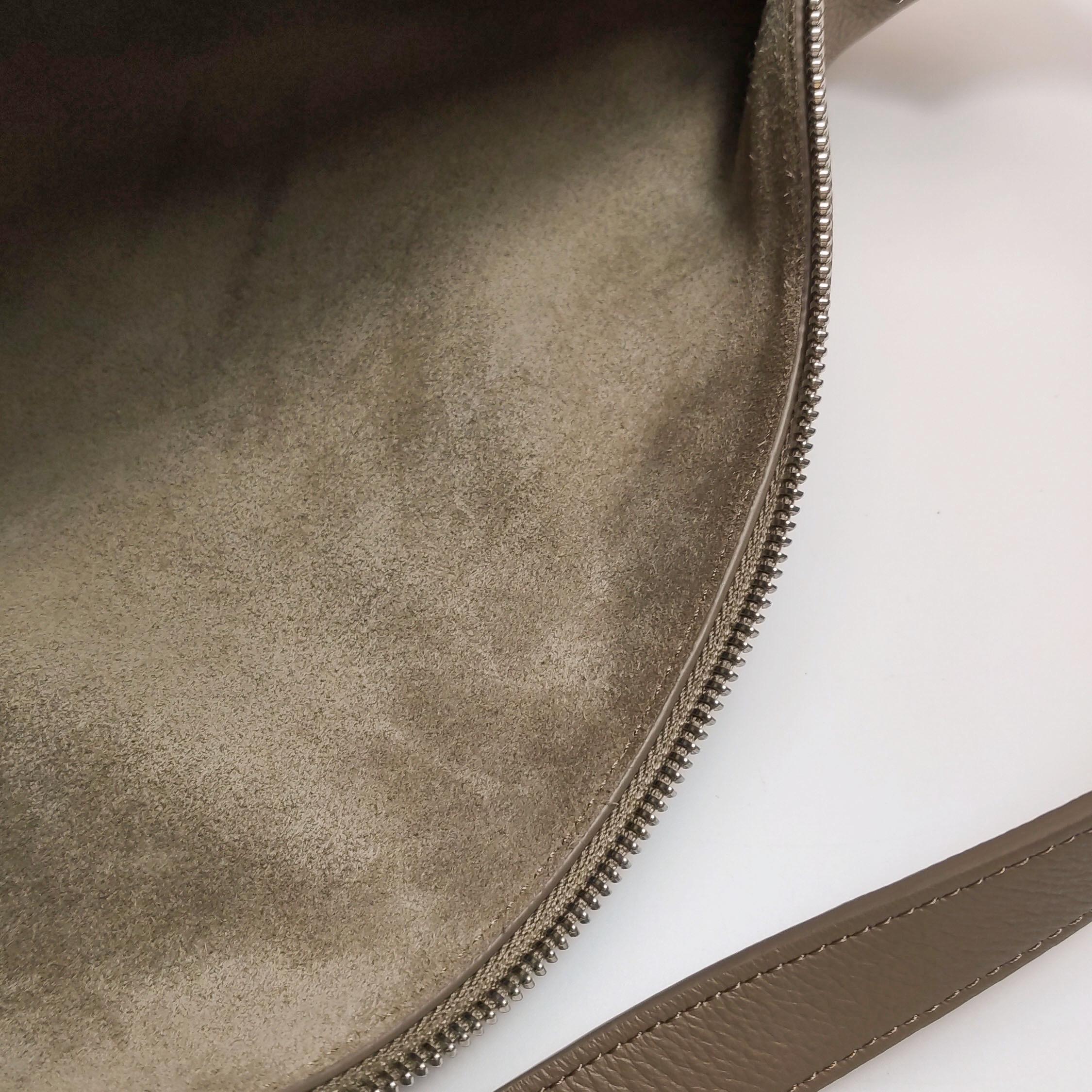 CELINE Romi Large Sac à bandoulière en cuir de veau gris en vente 6