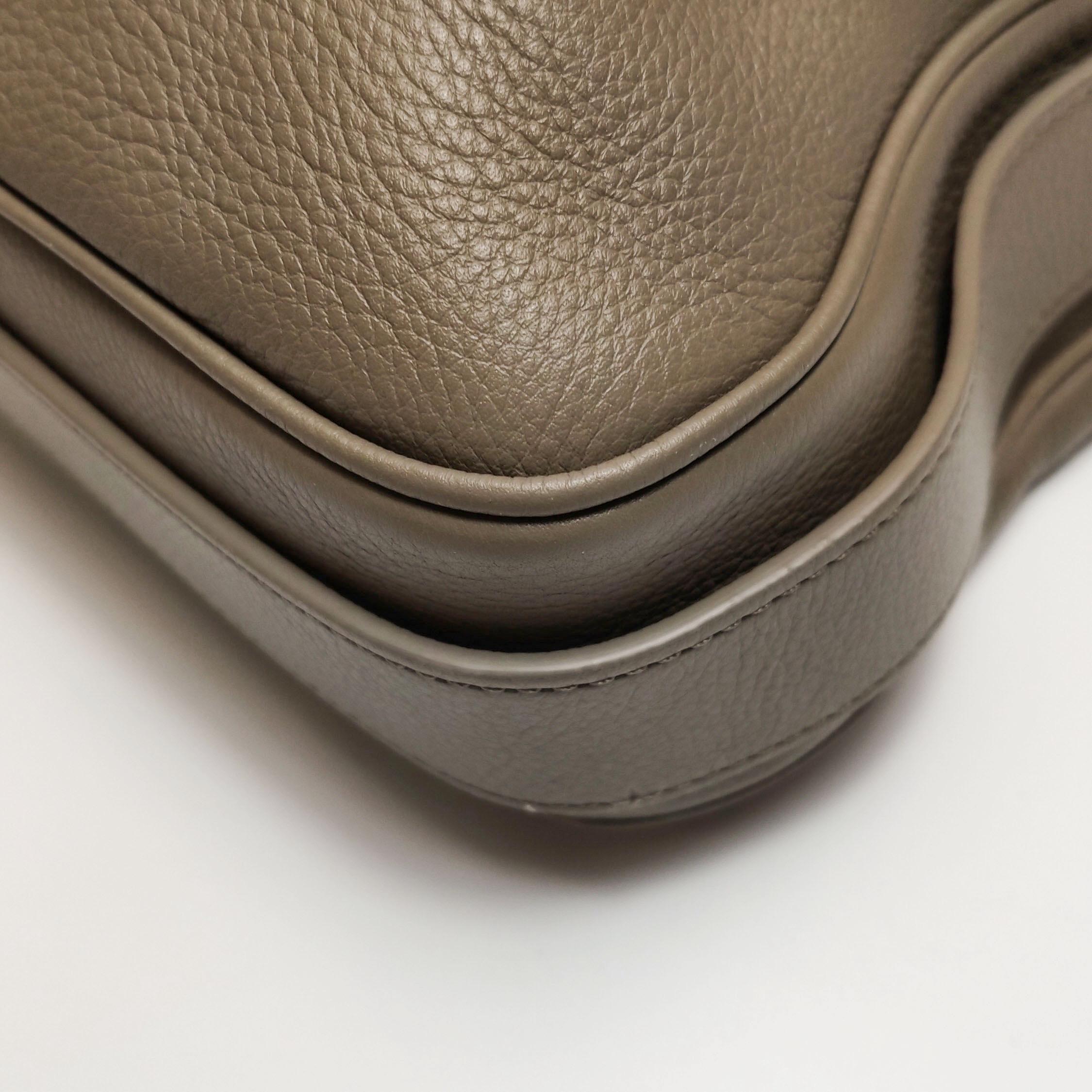 CELINE Romi Large Sac à bandoulière en cuir de veau gris en vente 7