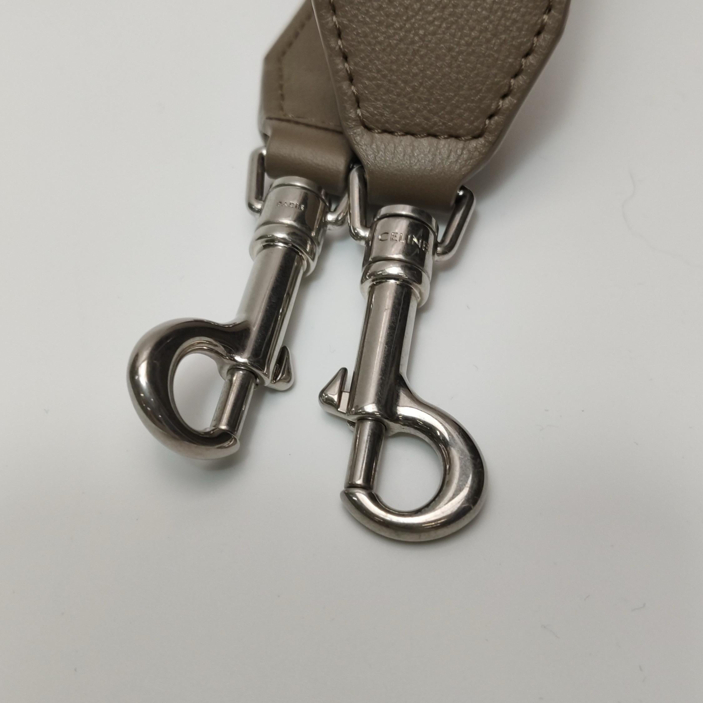 CELINE Romi Large Sac à bandoulière en cuir de veau gris en vente 8