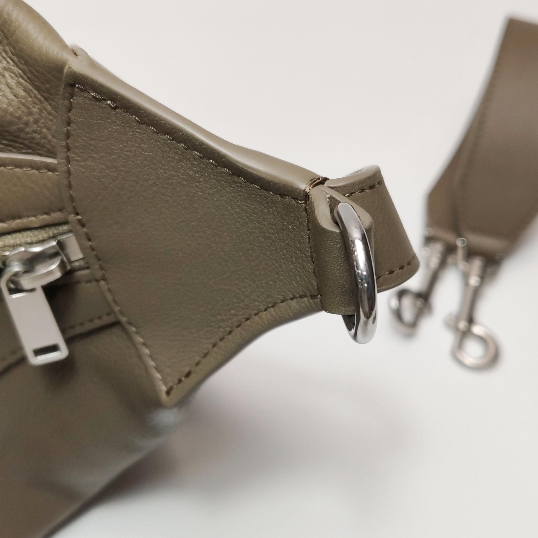 CELINE Romi Large Sac à bandoulière en cuir de veau gris en vente 9