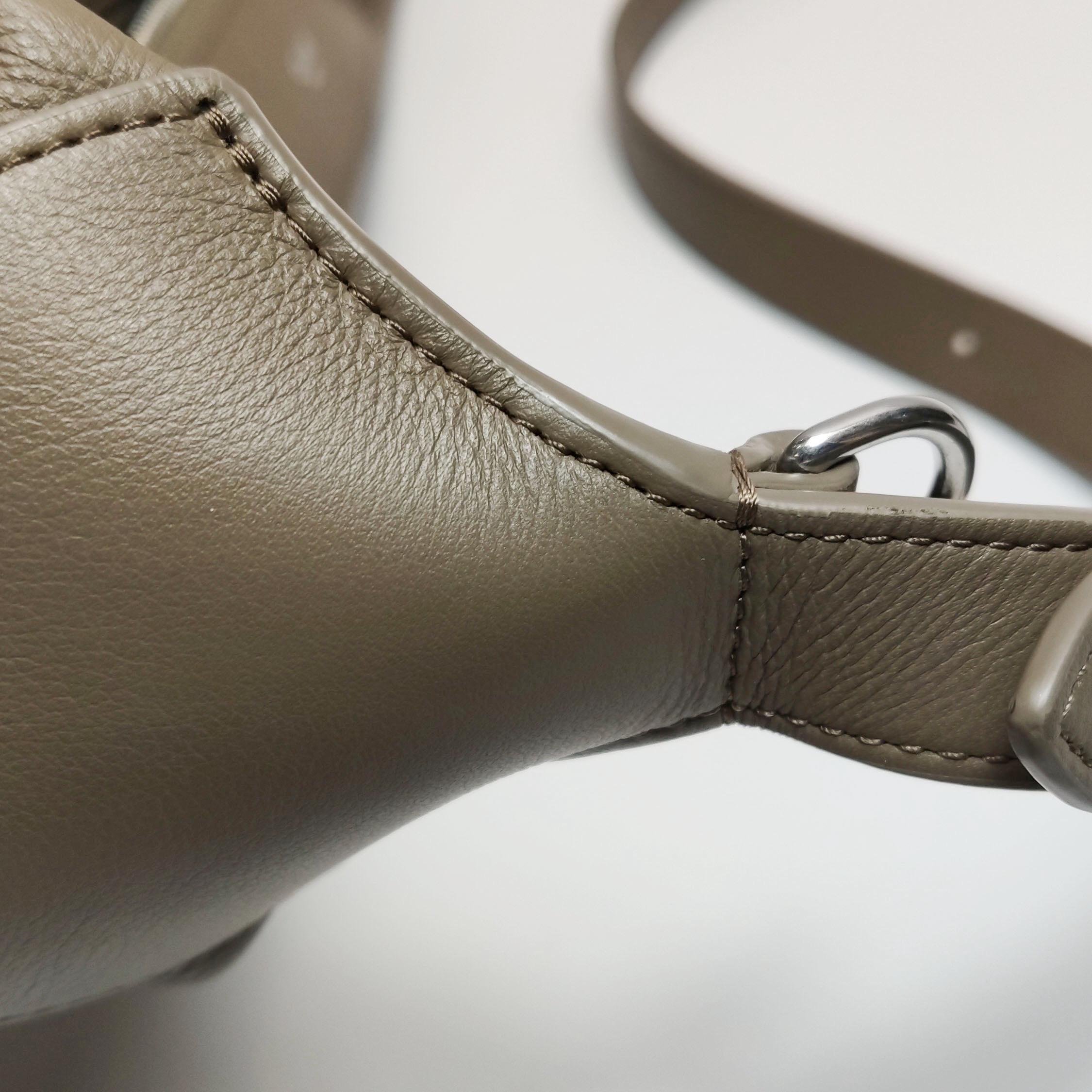 CELINE Romi Large Sac à bandoulière en cuir de veau gris en vente 11