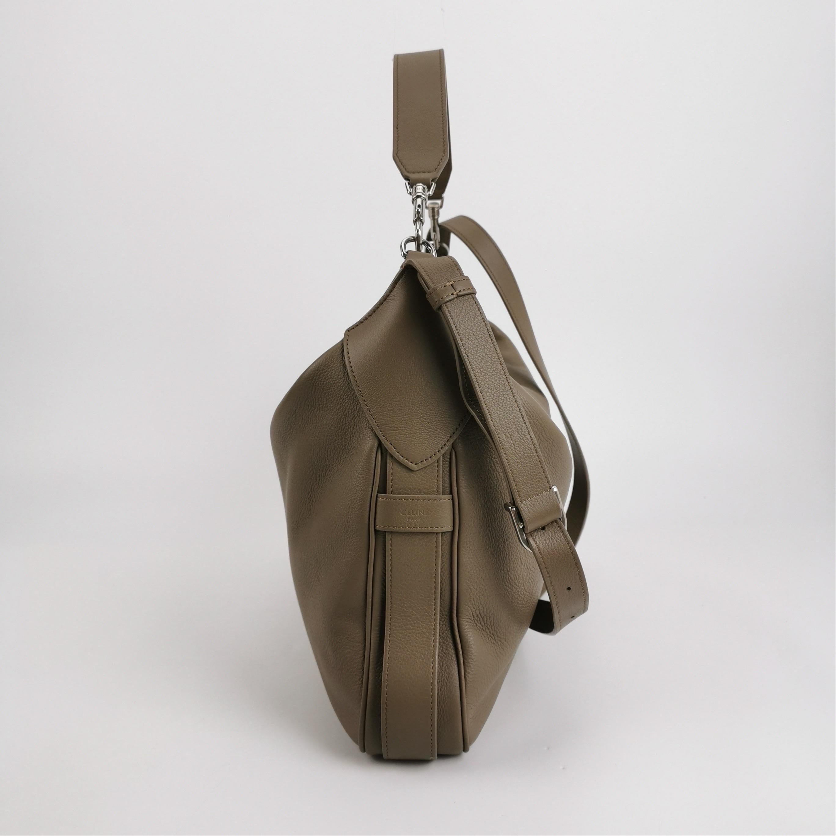CELINE Romi Large Sac à bandoulière en cuir de veau gris Bon �état - En vente à AUBERVILLIERS, FR