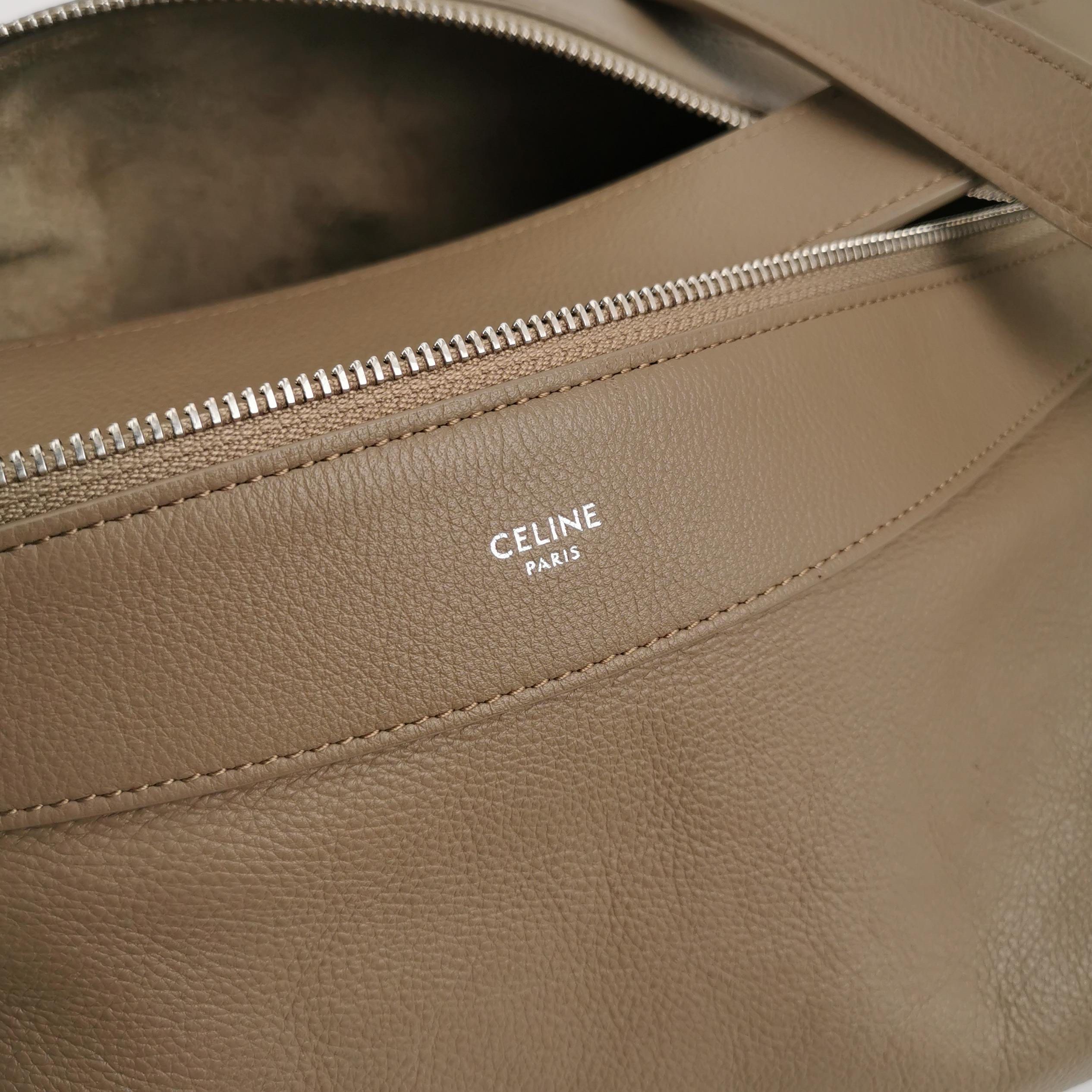 CELINE Romi Large Sac à bandoulière en cuir de veau gris en vente 1
