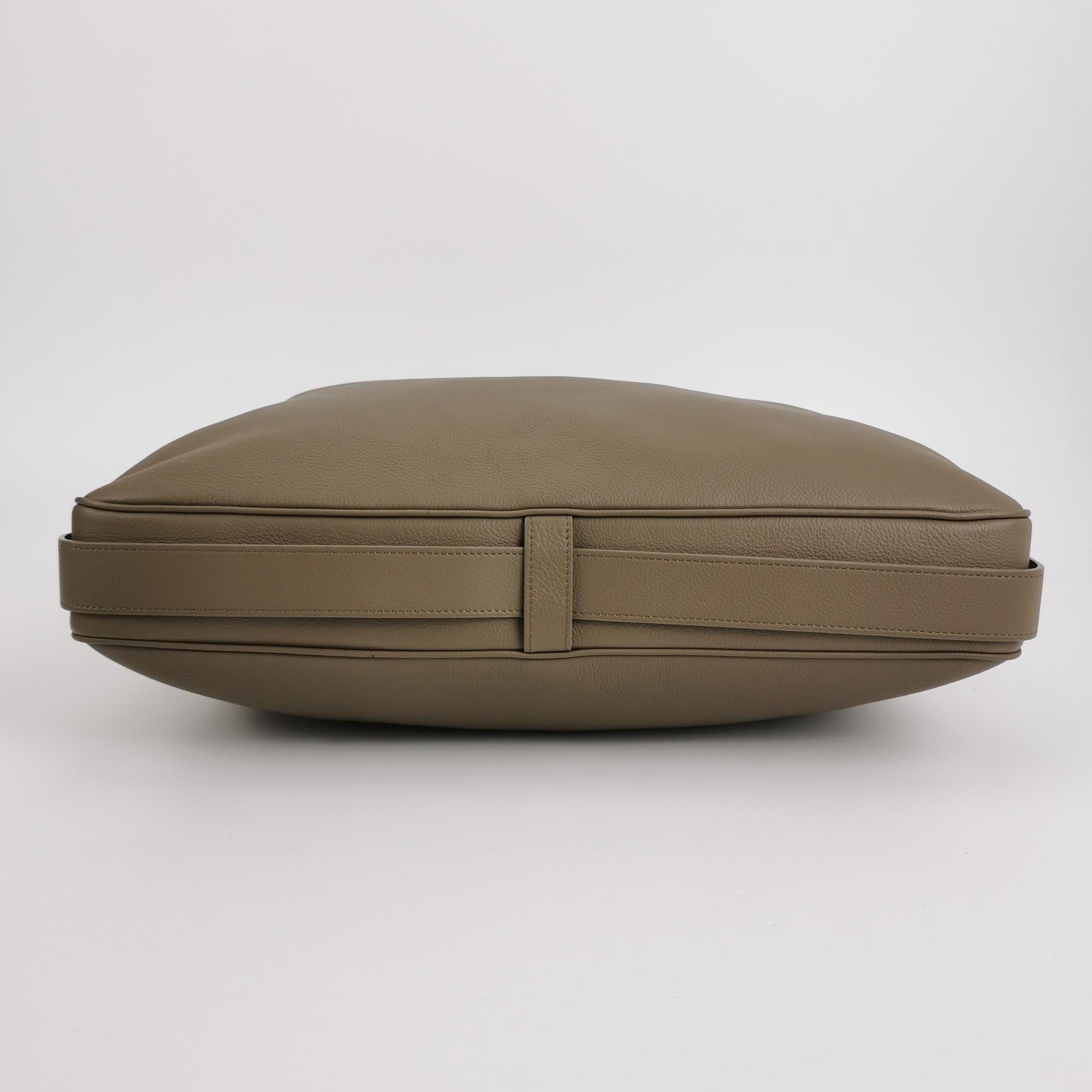 CELINE Romi Large Sac à bandoulière en cuir de veau gris en vente 3