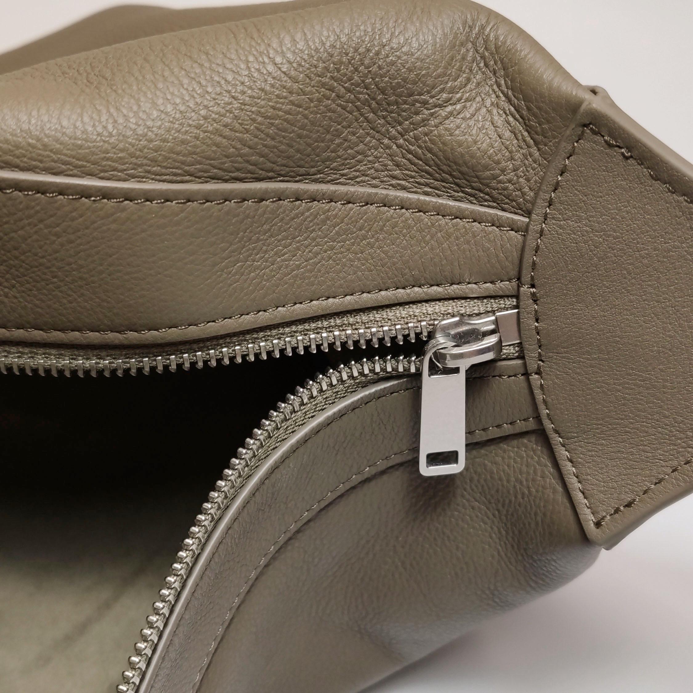 CELINE Romi Large Sac à bandoulière en cuir de veau gris en vente 4