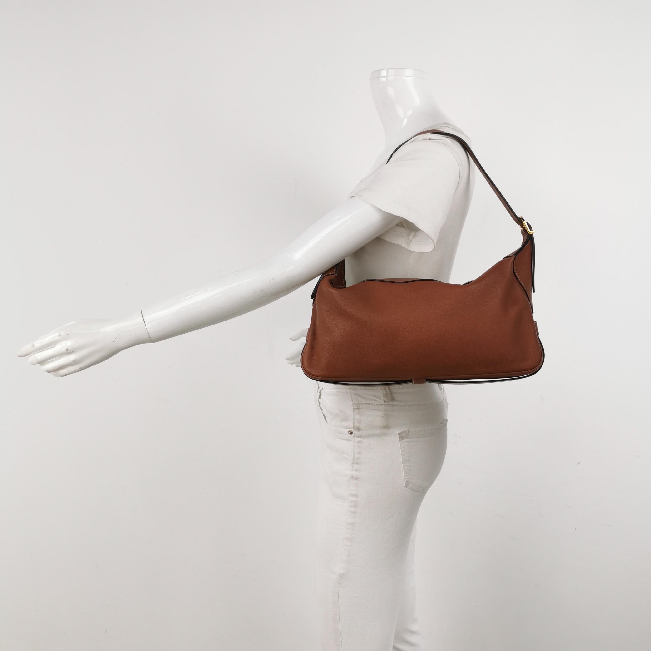 This CELINE Classic Flap Box Leather crossbody bag has a perpetually stylish design and roomy and easy-to-organise interior for everyday use. It has three compartments to keep you organized and a practical adjustable strap. Scratches may be visible